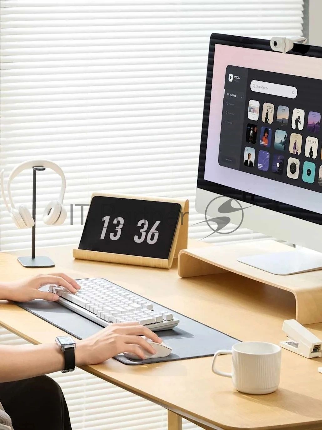 Клавиатура Logitech K868 гибридная, USB Type-A, Bluetooth, радиоканал, белый