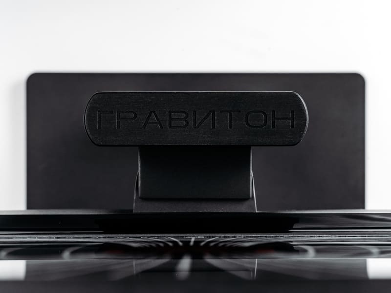 Монитор 27" "Гравитон" МН27П "Автор" IPS 2560x1440, 100 Гц, 5 мс, 16:9, 250 кд/м², HDMI 2.0, DP 1.4, USB-C (65 Вт PD + DP), USB Hub (2×USB-A 3.2 + 1×USB-B), 3.5 Jack, динамики (2×2 Вт), HDR10, Adaptive-Sync, Qi-зарядка (15 Вт), черный