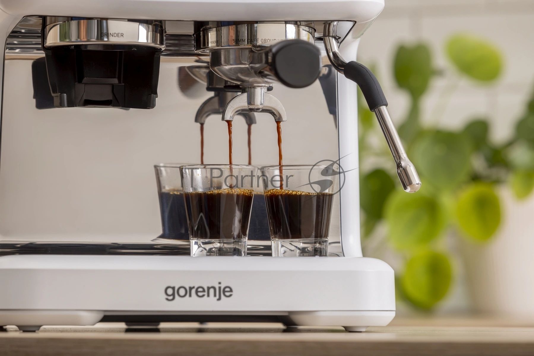 Кофеварка рожковая Gorenje GSACM20W 1550Вт белый/черный
