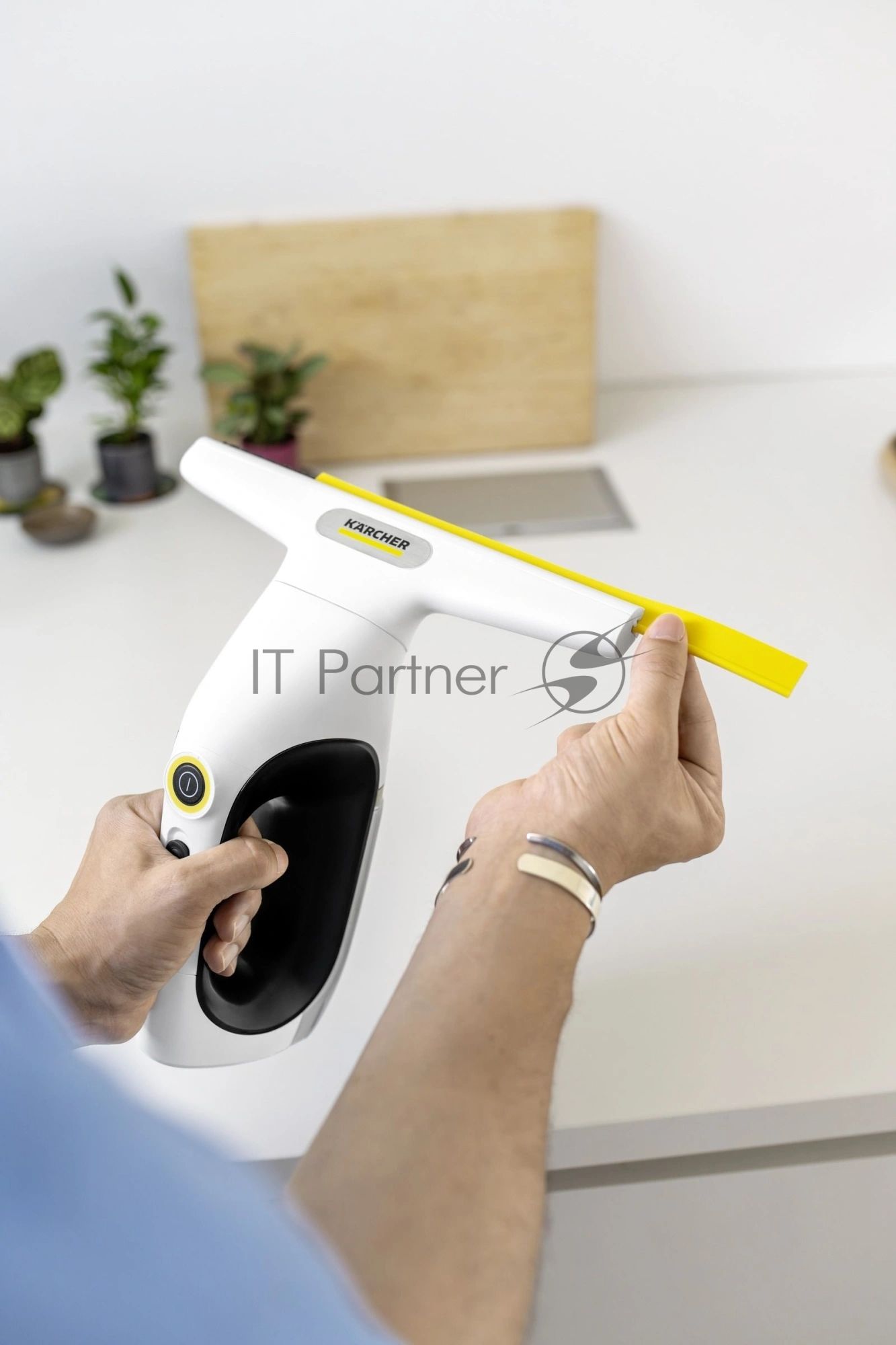 Мойщик окон Karcher WV 2 Universal Care шир.скреб.:280мм пит.:от аккум. белый/желтый