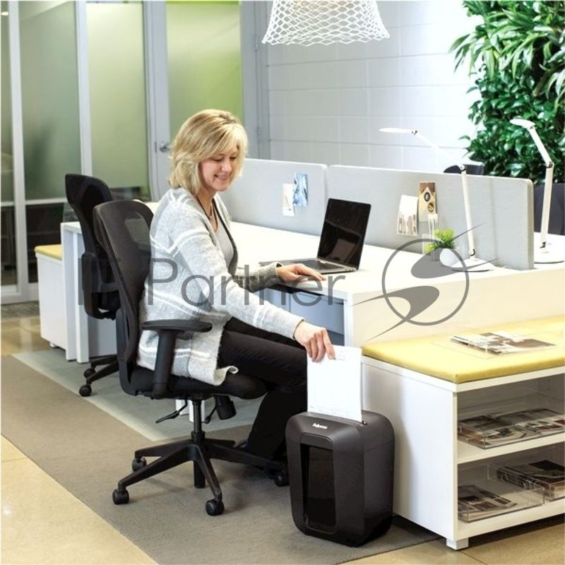 Шредер Fellowes PowerShred LX41 черный (секр.P-4)/перекрестный/8лист./17лтр./скрепки/скобы/пл.карты