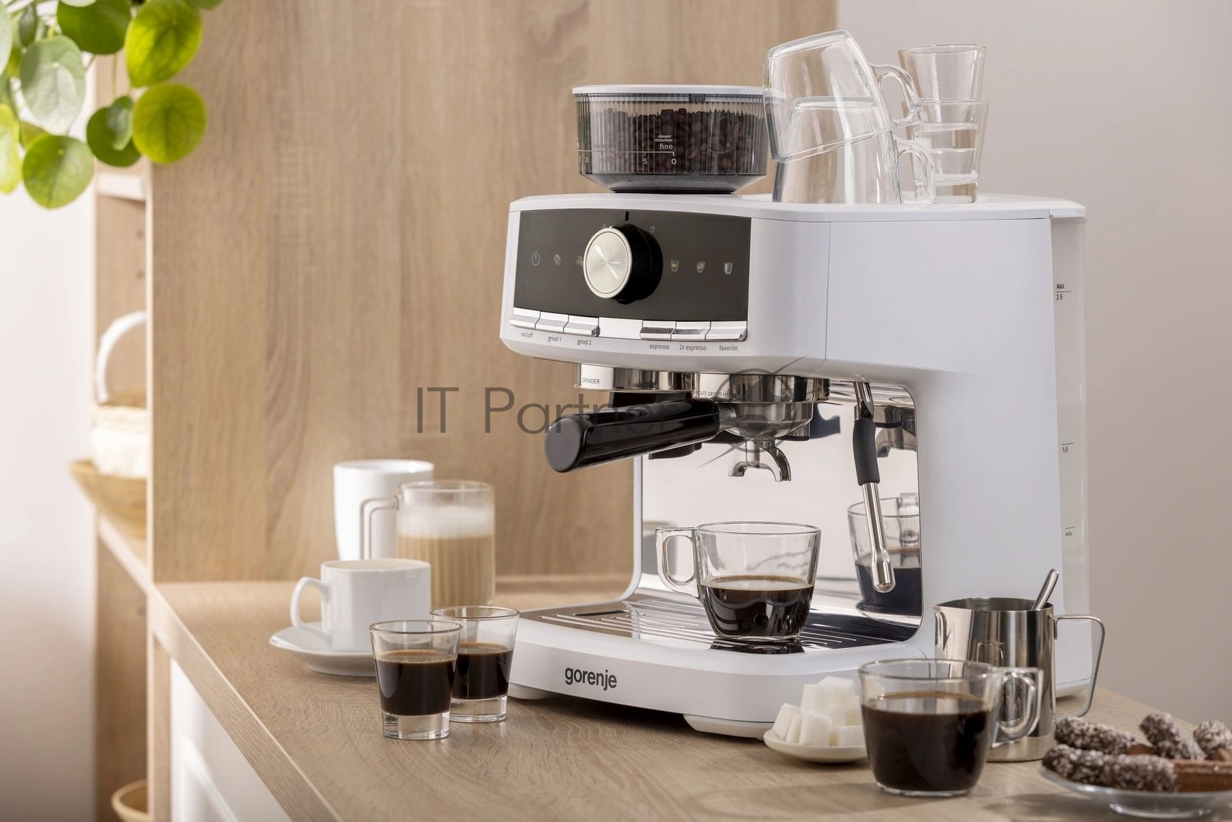 Кофеварка рожковая Gorenje GSACM20W 1550Вт белый/черный