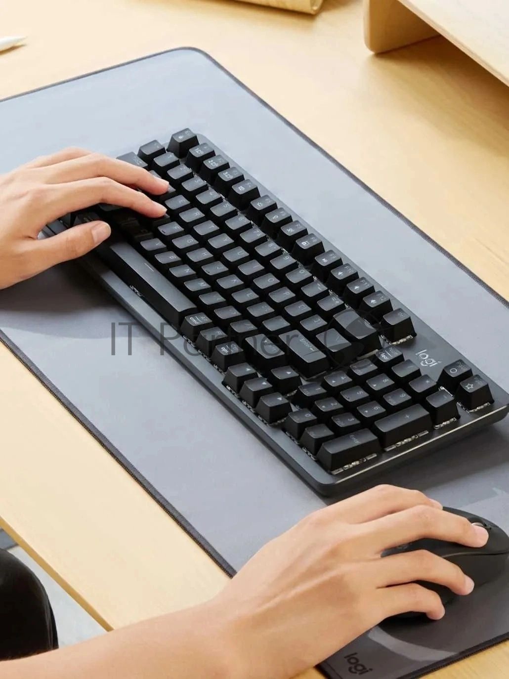 Клавиатура Logitech K868 гибридная, USB Type-A, Bluetooth, радиоканал, чёрный
