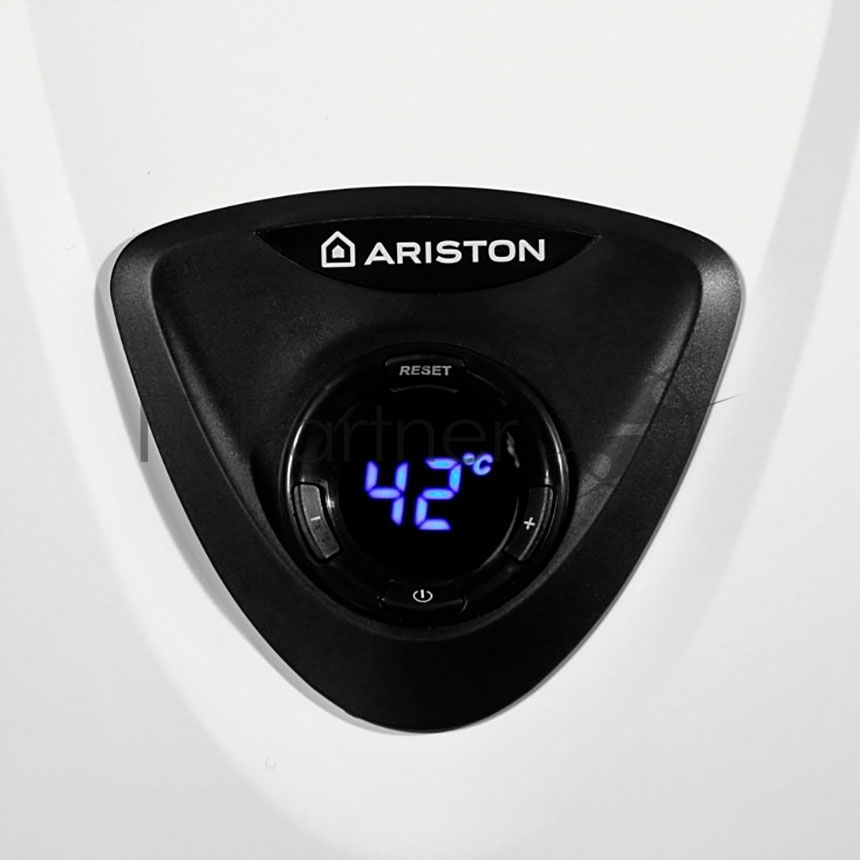 Водонагреватель газовый проточный Ariston Fast Evo C 14 белый, 24 кВт, настенный, электронное управление, производительность 14 л/мин, открытый дымоход