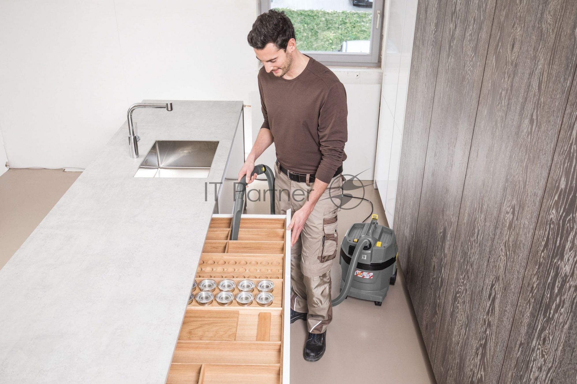 Пылесос строительный Karcher NT 22/1 Ap Te серый, 1300 Вт, уборка сухая/влажная, пылесборник мешок/контейнер, 22 л