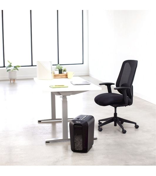 Шредер Fellowes PowerShred LX65 черный (секр.P-4)/перекрестный/10лист./22лтр./скрепки/скобы/пл.карты