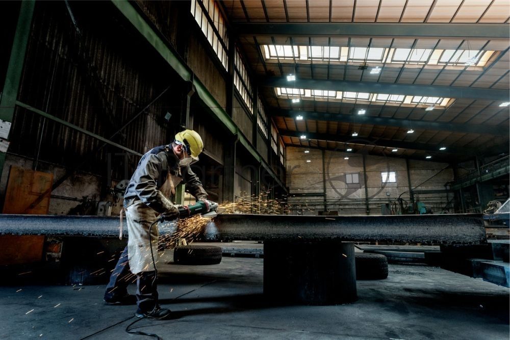 Шлифовальные машины Metabo WE 24-230 MVT 606469000 шлифмашина угловая { 2400вт, 230мм, защита,авибр,пов.рукоятка, 6600 об/мин, кейс, вес 5.8 кг }