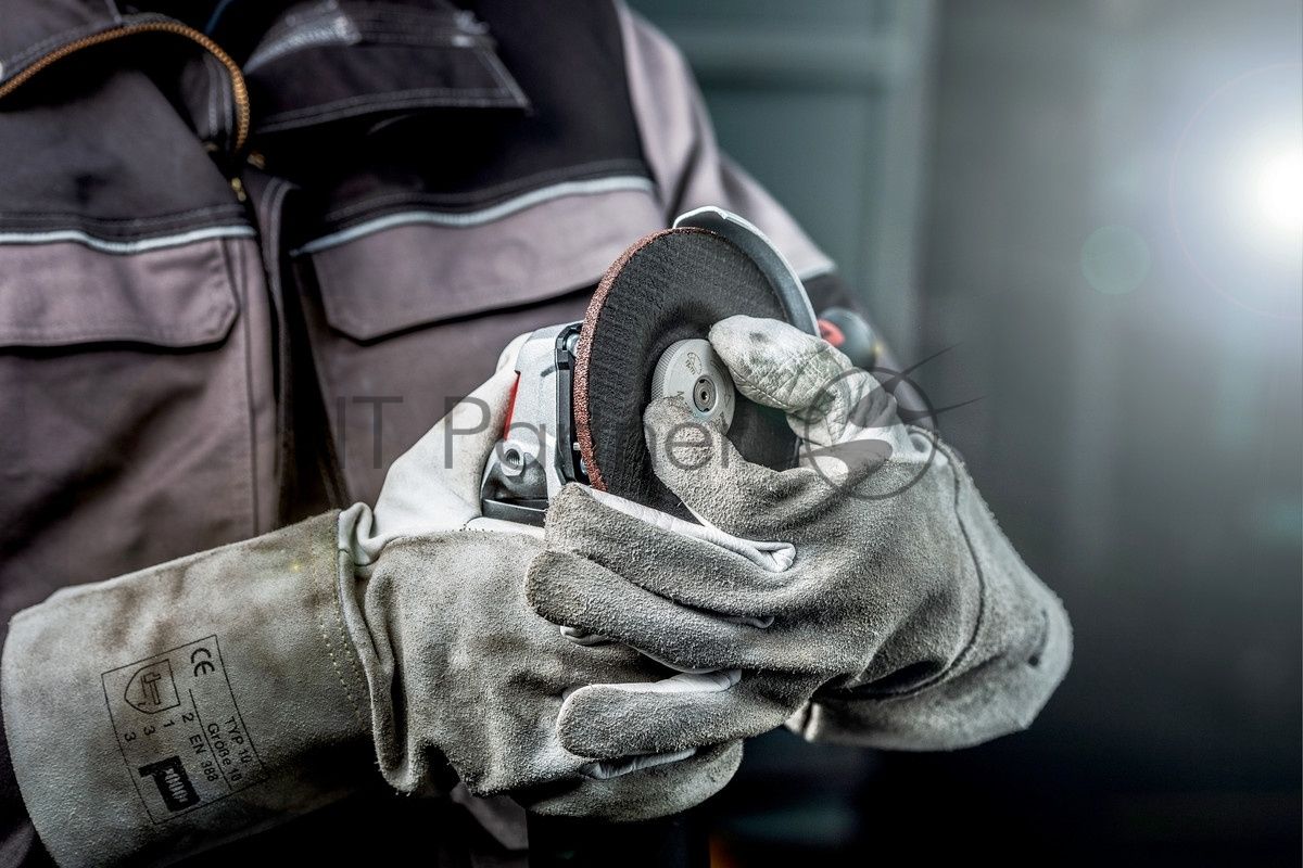 Шлифовальные машины Metabo W 9-125 Quick 600374000 шлифмашина угловая900вт,2.5Нм, 10500 об/мин, вес 2.1 кг