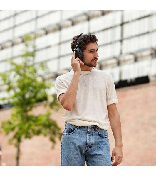 Беспроводные/проводные наушники Sennheiser Momentum 4 Wireless черный, полноразмерные, Bluetooth + Jack 3.5 мм, активное шумоподавление, до 60 ч