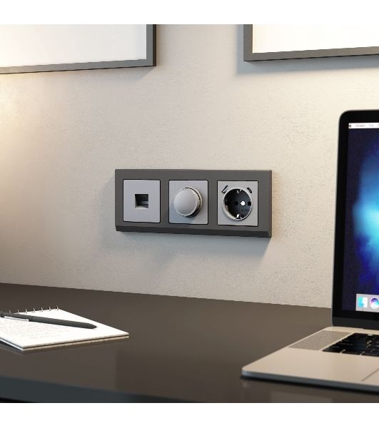 Розетка с заземлением, шторками и USB тип A+C  (серебряный матовый)