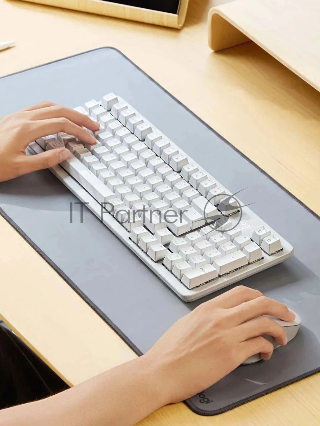 Клавиатура Logitech K868 гибридная, USB Type-A, Bluetooth, радиоканал, белый
