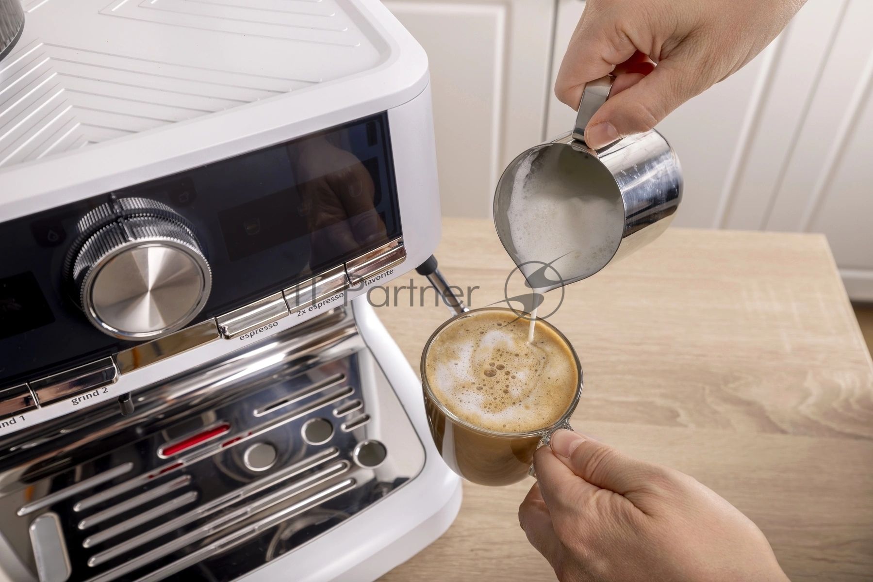 Кофеварка рожковая Gorenje GSACM20W 1550Вт белый/черный