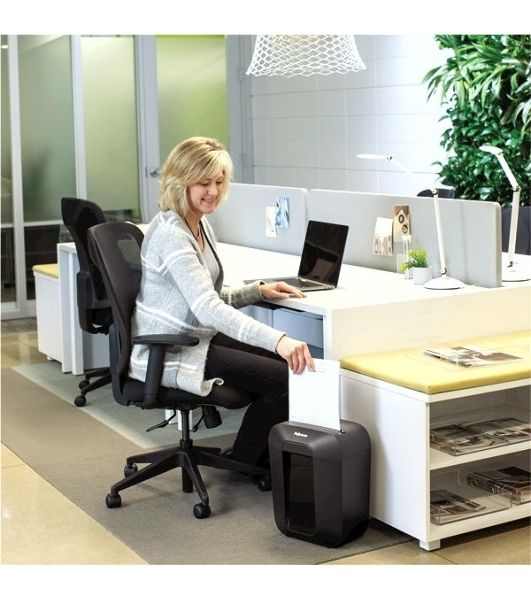 Шредер Fellowes PowerShred LX41 черный (секр.P-4)/перекрестный/8лист./17лтр./скрепки/скобы/пл.карты