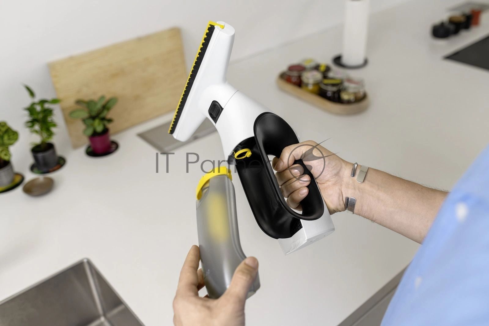 Мойщик окон Karcher WV 2 Universal Care шир.скреб.:280мм пит.:от аккум. белый/желтый